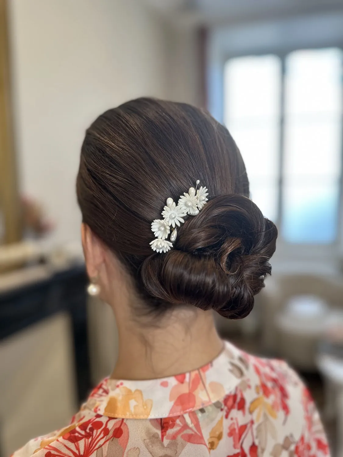 Chignon bas orné de fleurs blanches