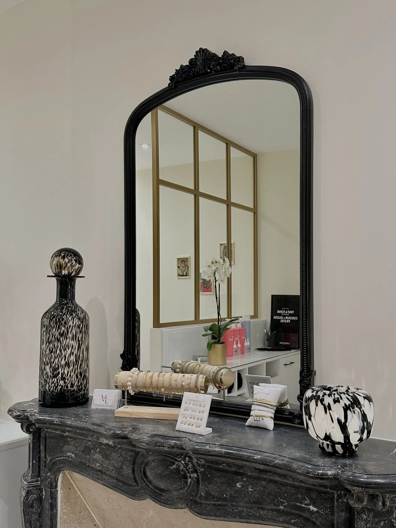 Miroir noir et cheminée en marbre du salon
