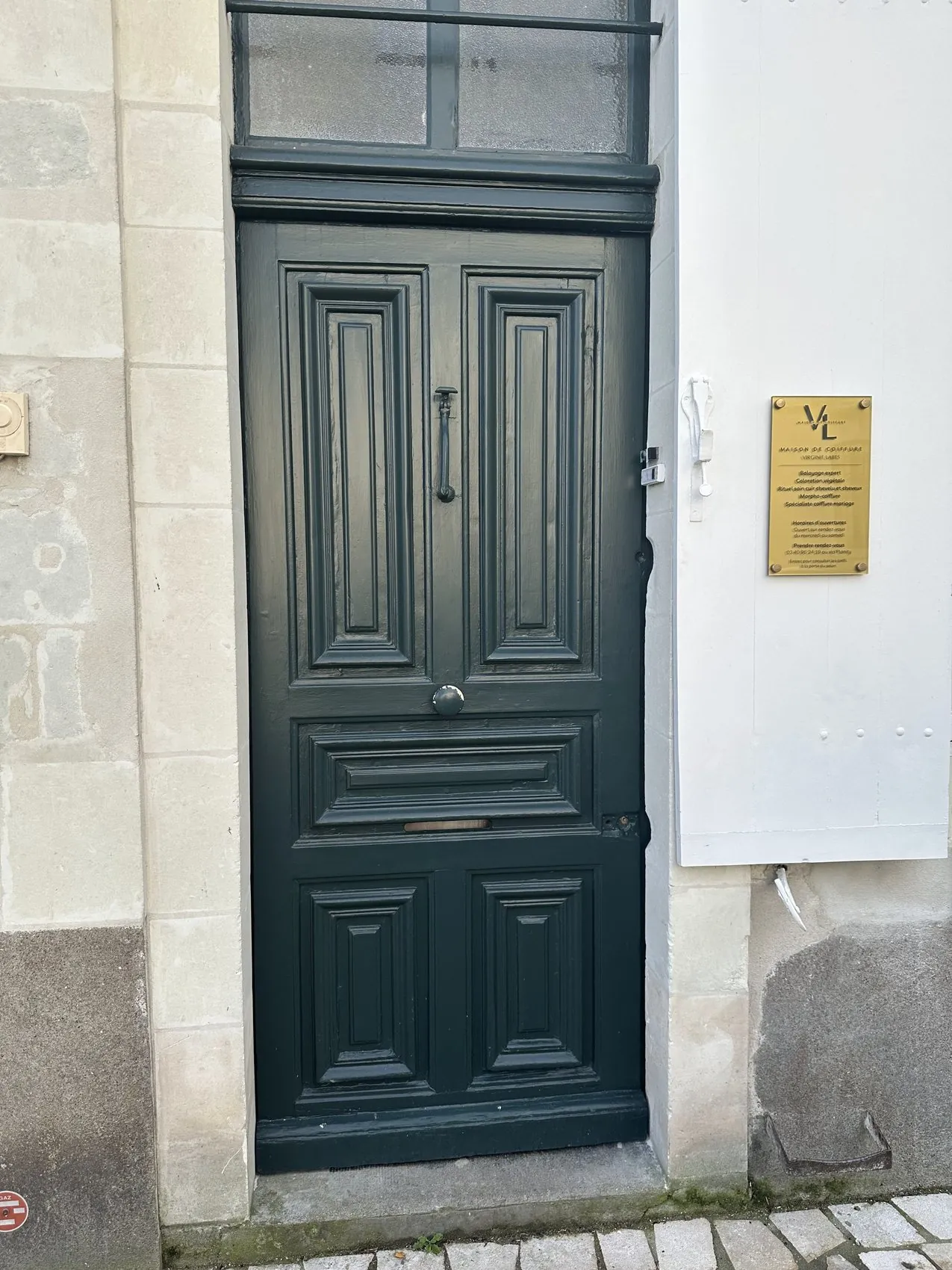La porte d'entrée verte de la Maison de Coiffure VL, rue Saint-Paul à Ancenis