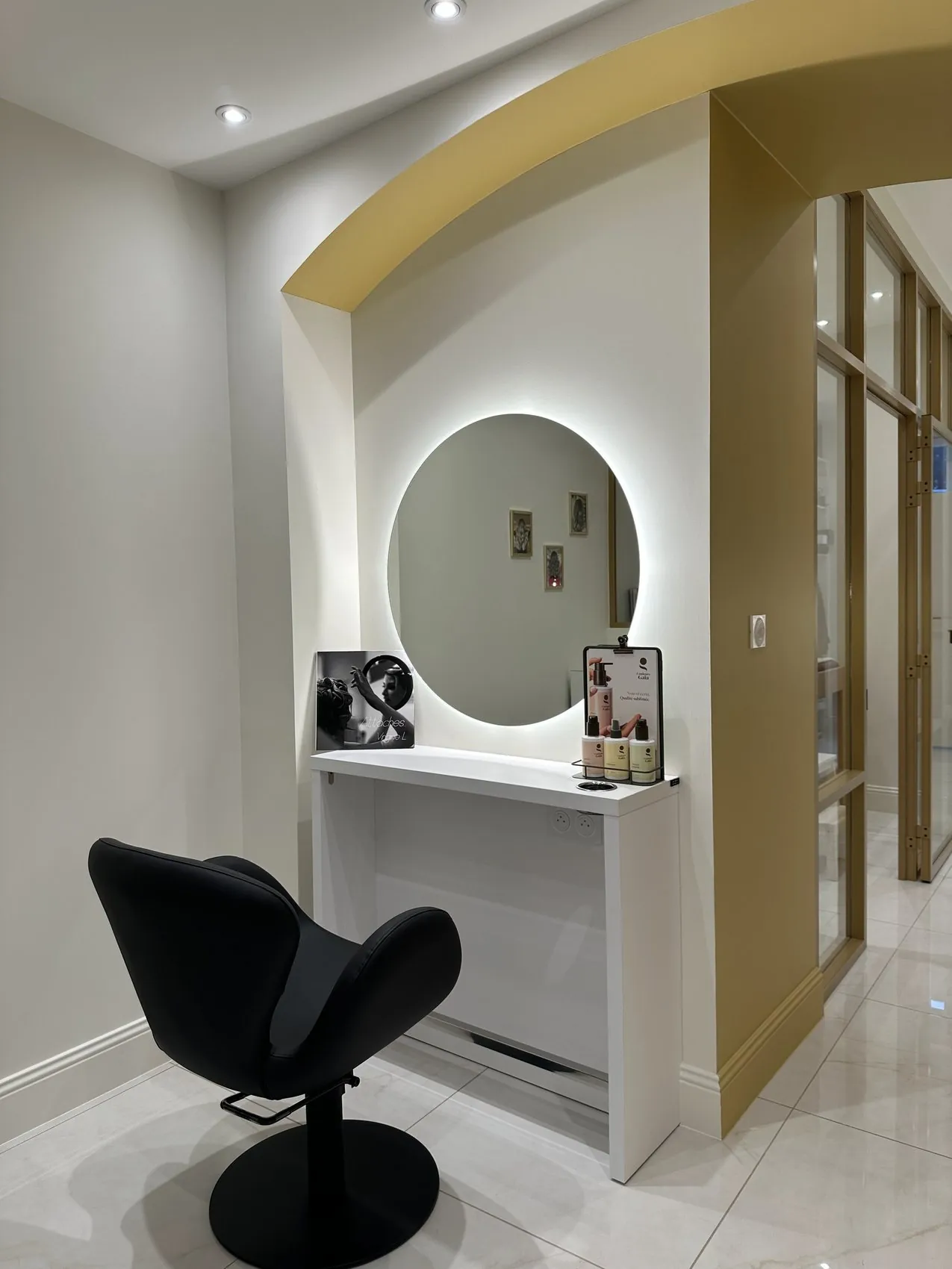 Poste de coiffage et miroir rond rétroéclairé