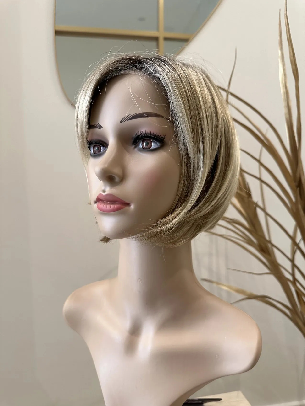 Prothèse capillaire blonde, carré plongeant