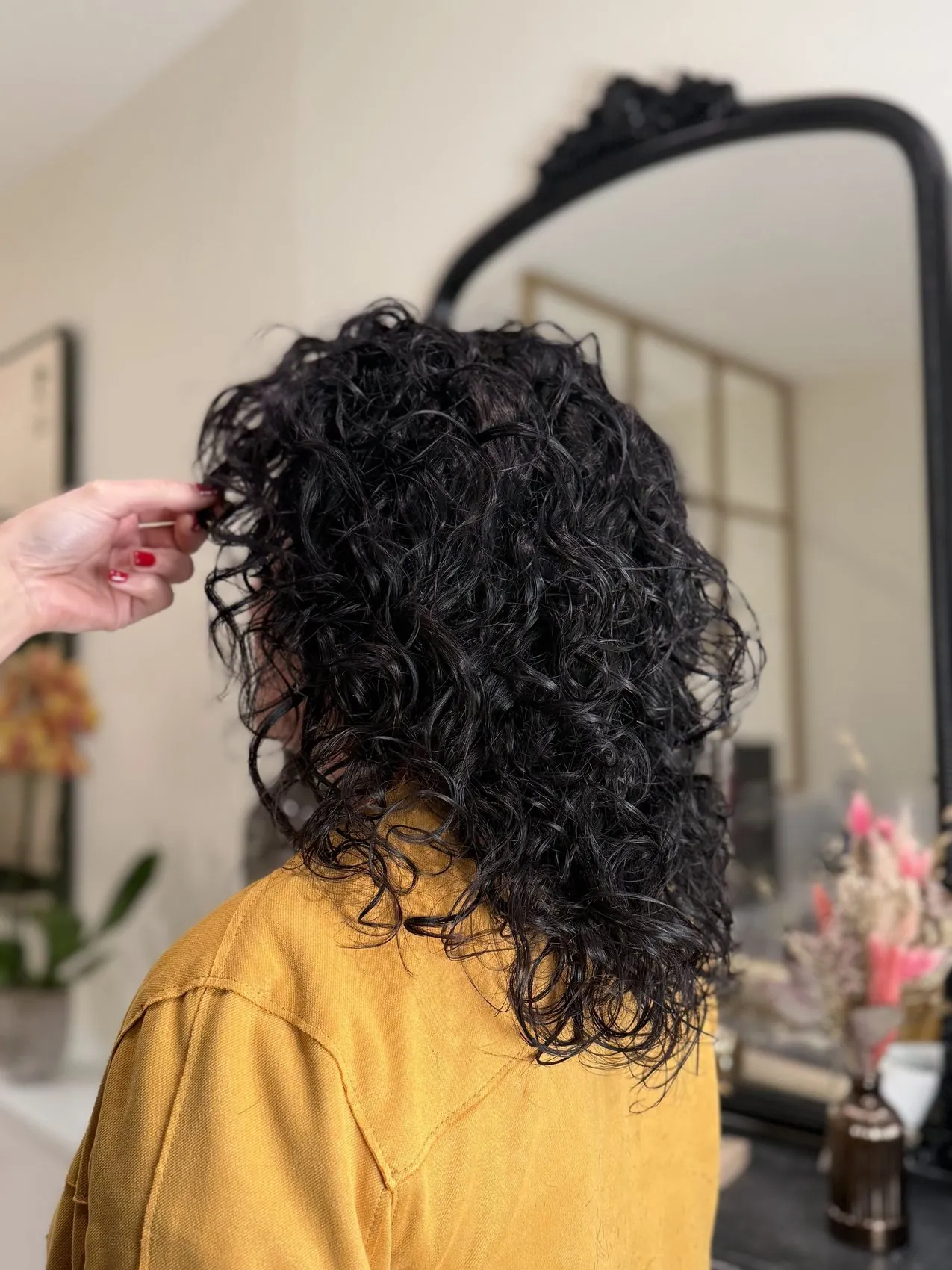 Boucles brunes révélées par une coupe adaptée