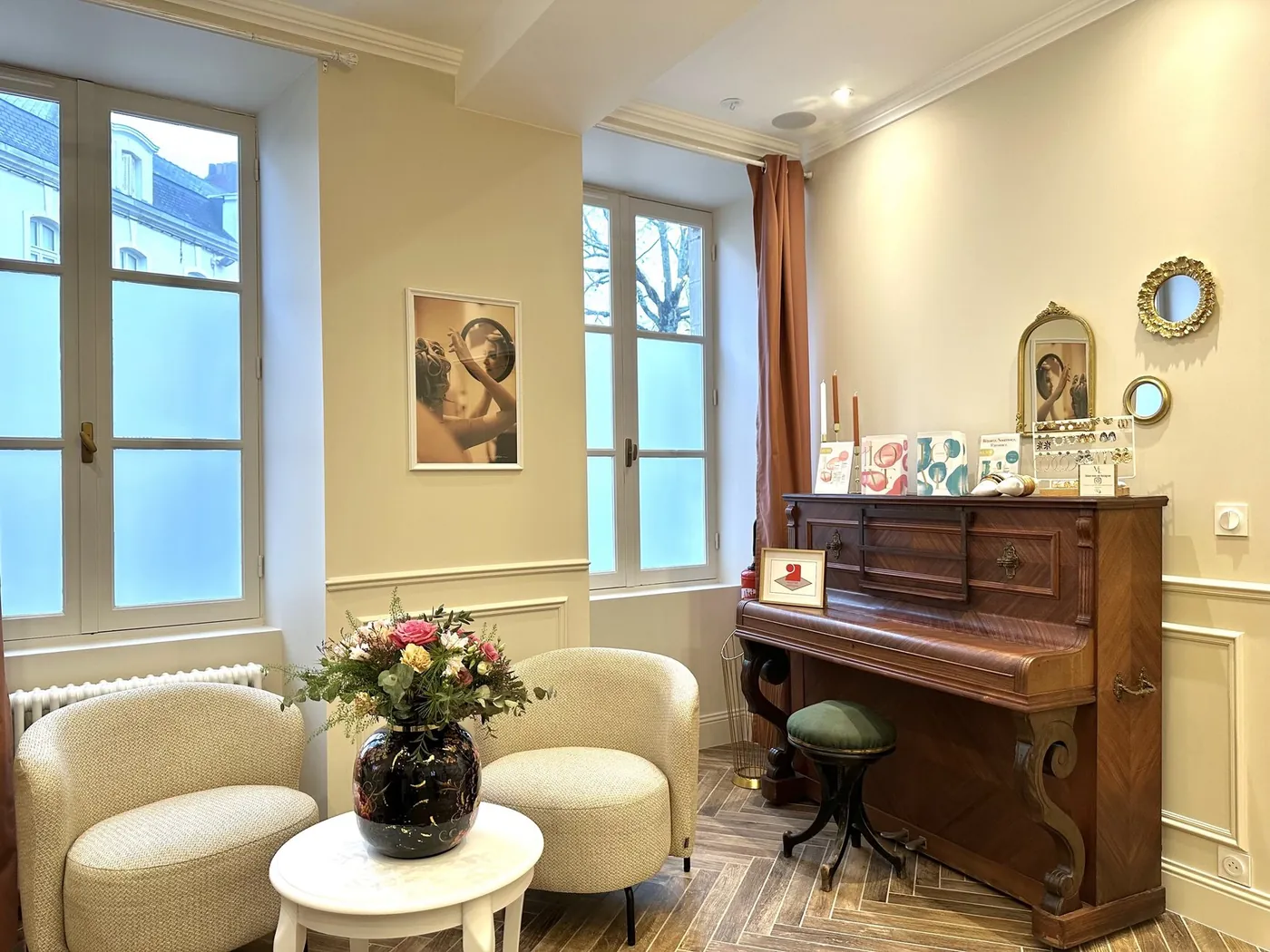Le salon d'attente, ses fauteuils et son piano