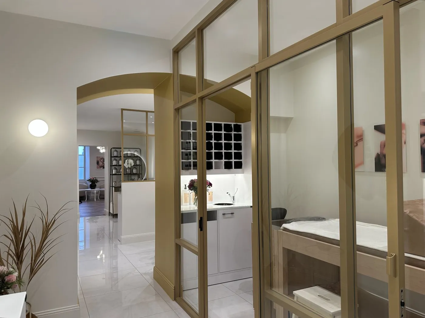 La verrière et l'arche dorée du salon