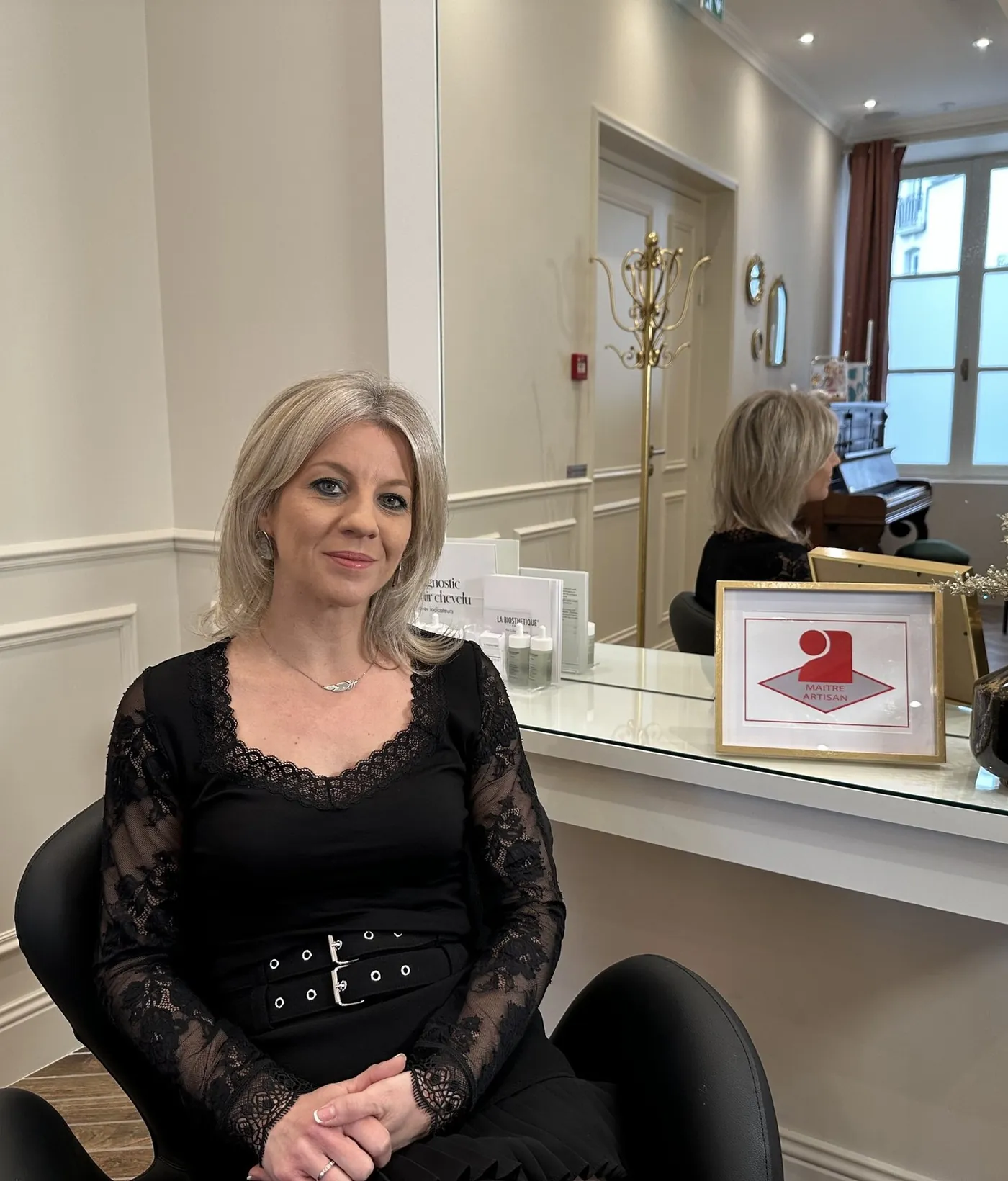 Virginie Labes, fondatrice de la Maison de Coiffure VL, à côté de son titre de Maître Artisan